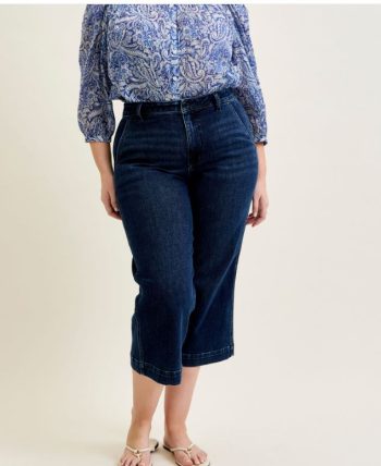 Woman wearing Judy Blue tummy control straight leg crop jeans front view